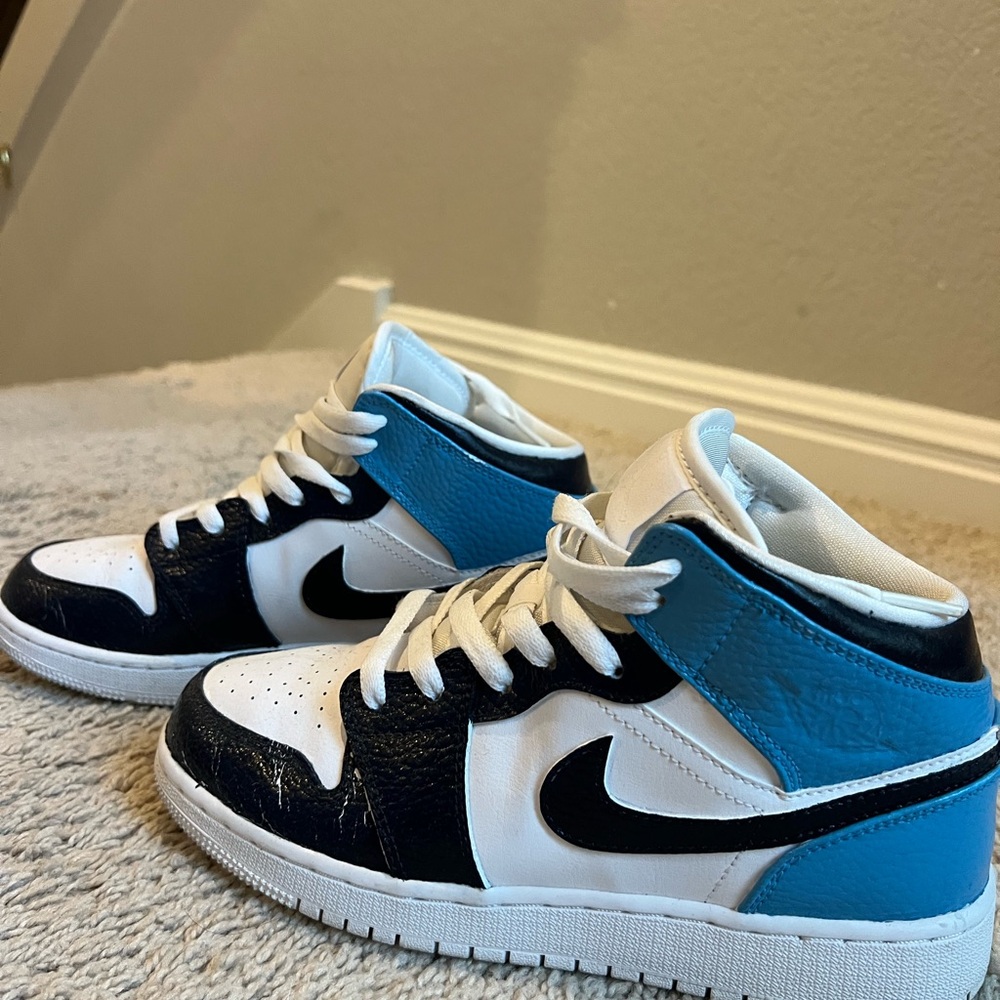 HANDPAINTED-CUSTOM Air Jordan 1 Mid "University Blue" sneakers